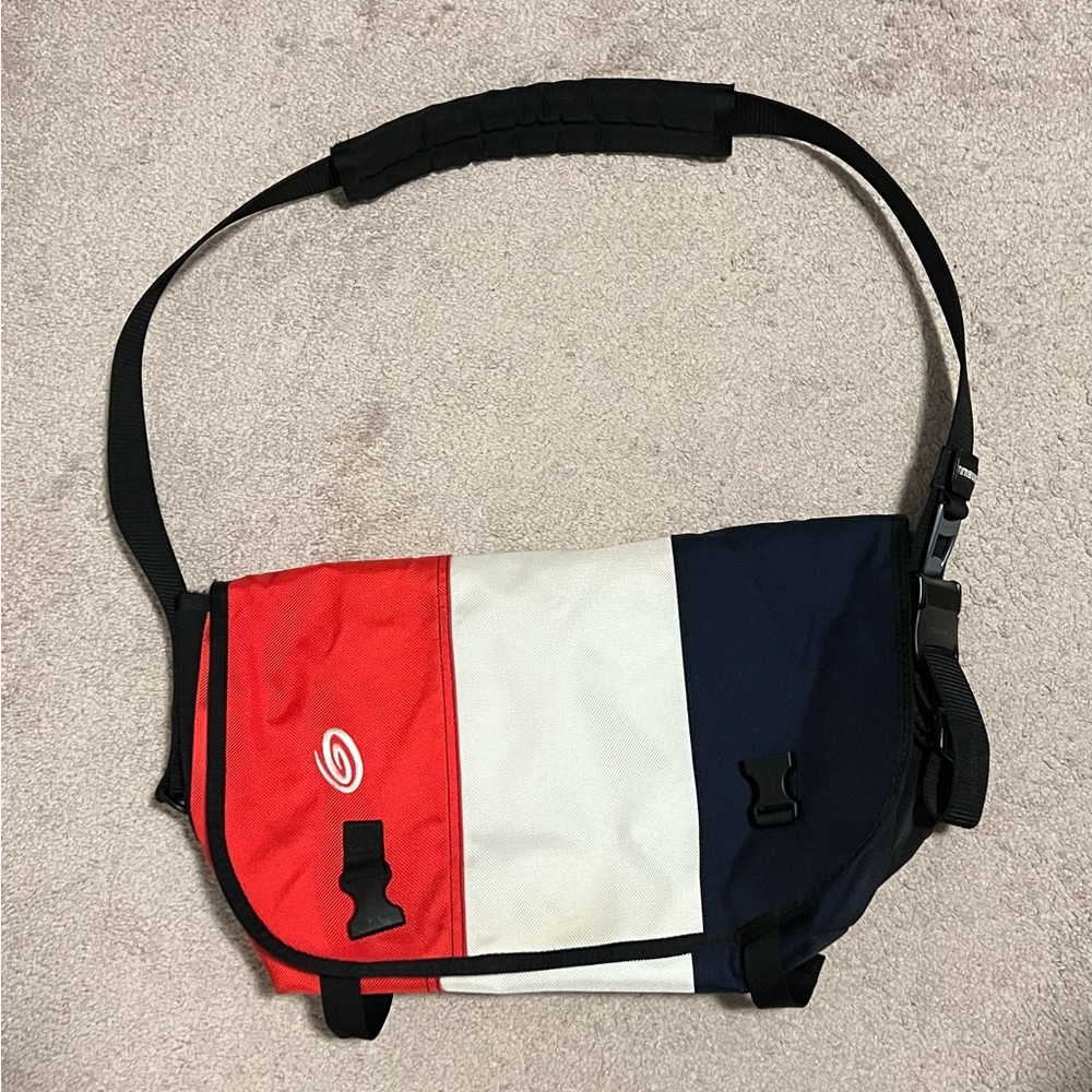 Timbuk2 messenger bag. Like new in great condition. Black strap pad included.